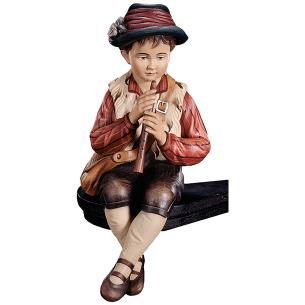 Ragazzo che suona il flauto seduto