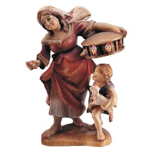 Donna c.bambino e gabbia con galline