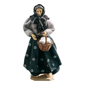 Nonna con cesta con le uova