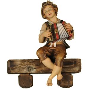 Ragazzo seduto sulla banca