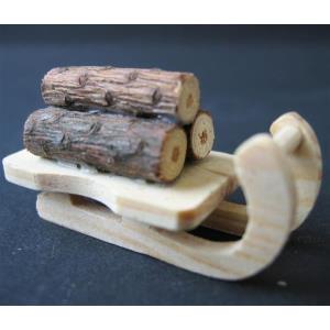 Miniaturschlitten mit Holz