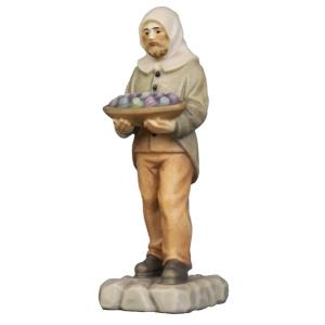 Minatore in piedi con ciotola di minerali