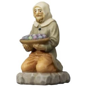 Minatore inginocchiato con ciotola di minerali